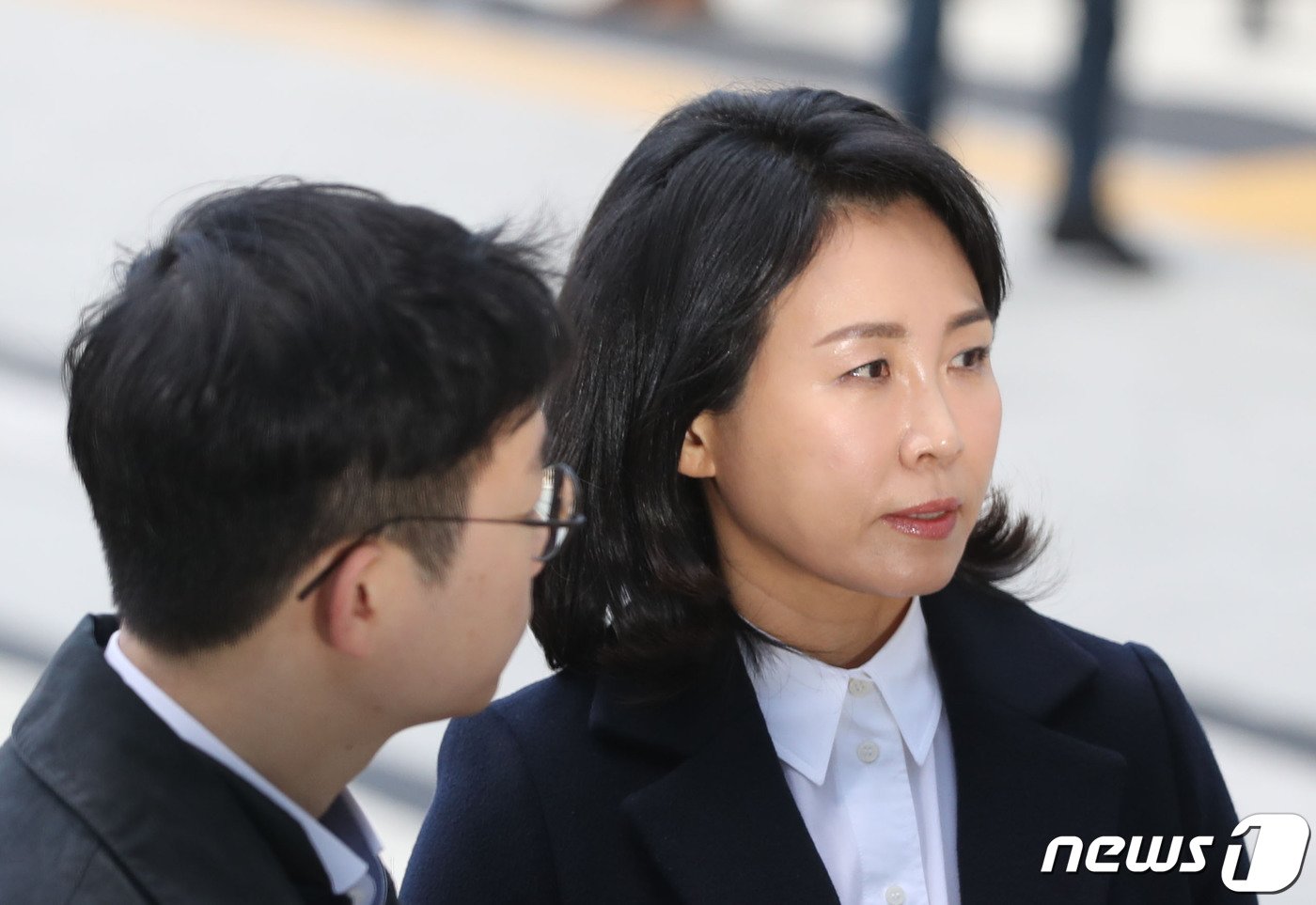 ‘공직선거법 위반’ 혐의로 불구속 기소된 더불어민주당 이재명 대표의 배우자 김혜경 씨가 26일 오후 경기 수원시 영통구 수원지방법원에서 열린 첫 공판에 출석하고 있다. 2024.2.26/뉴스1 ⓒ News1 김영운 기자