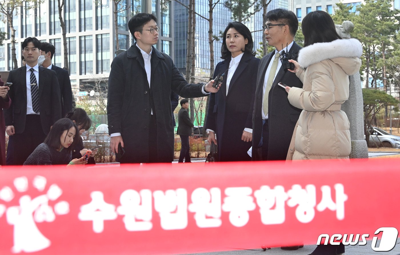 본문 이미지 - ‘공직선거법 위반’ 혐의로 불구속 기소된 더불어민주당 이재명 대표의 배우자 김혜경 씨가 26일 오후 경기 수원시 영통구 수원지방법원에서 열린 첫 공판에 출석하고 있다. &#40;공동취재&#41; 2024.2.26/뉴스1 ⓒ News1 김영운 기자