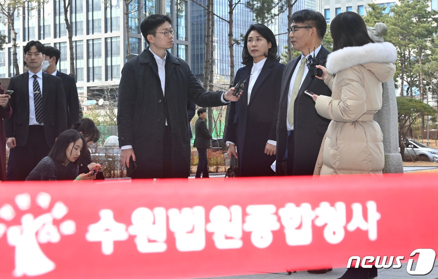 ‘공직선거법 위반’ 혐의로 불구속 기소된 더불어민주당 이재명 대표의 배우자 김혜경 씨가 26일 오후 경기 수원시 영통구 수원지방법원에서 열린 첫 공판에 출석하고 있다. &#40;공동취재&#41; 2024.2.26/뉴스1 ⓒ News1 김영운 기자