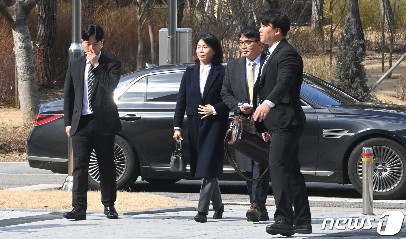 ‘공직선거법 위반’ 혐의로 불구속 기소된 더불어민주당 이재명 대표의 배우자 김혜경 씨가 26일 오후 경기 수원시 영통구 수원지방법원에서 열린 첫 공판에 출석하고 있다. &#40;공동취재&#41; 2024.2.26/뉴스1 ⓒ News1 김영운 기자