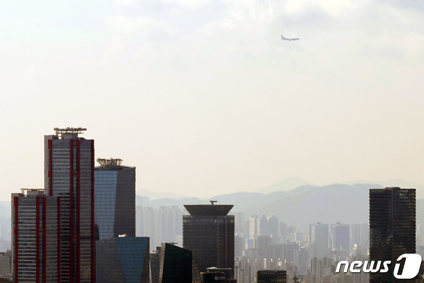 본문 이미지 - 미국 항공우주국(NASA) 대기질 관측용 DC-8 항공기가 26일 대기질 관측을 위해 서울 상공을 비행하고 있다.  2024.2.26/뉴스1 ⓒ News1 민경석 기자