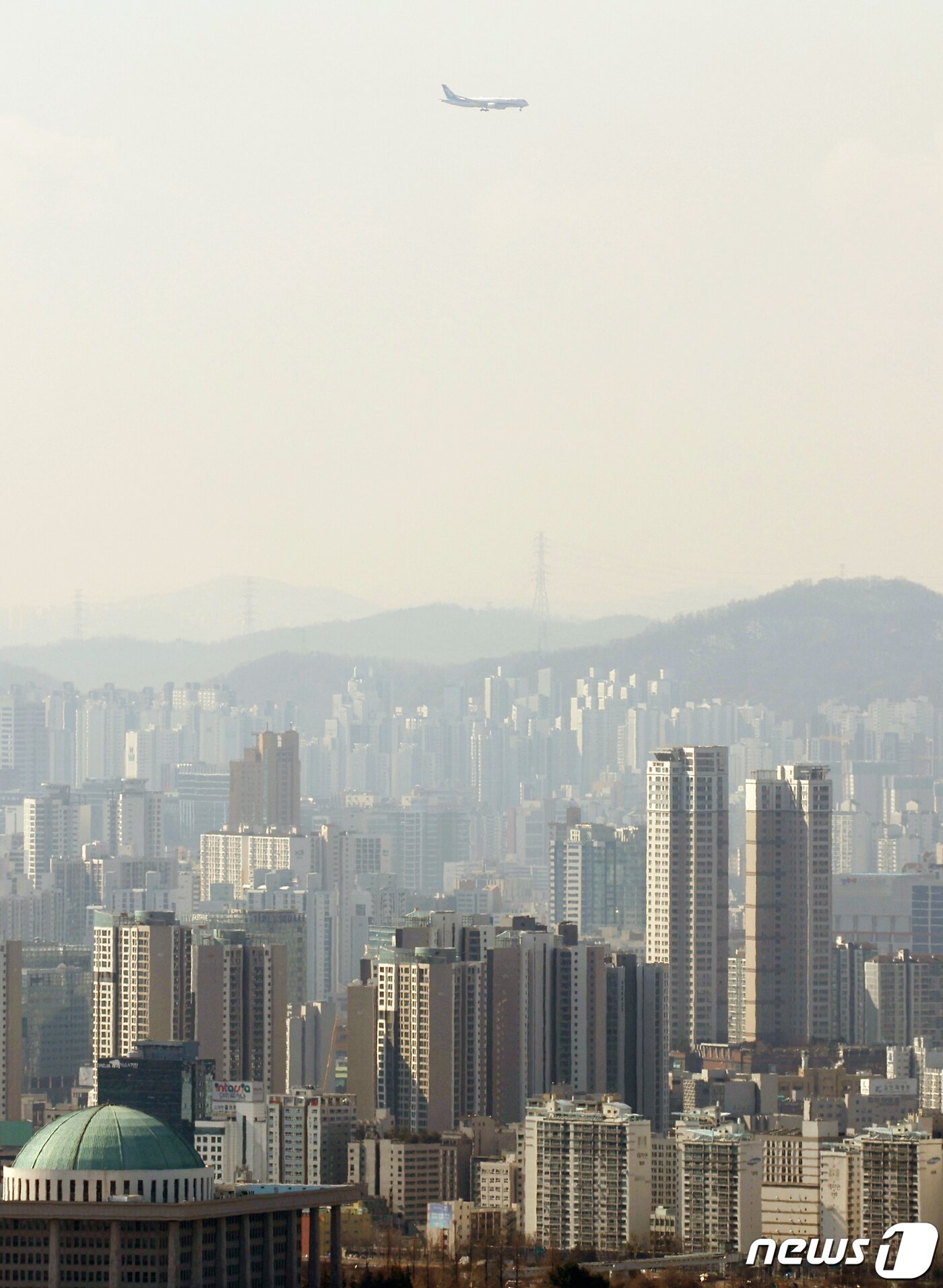본문 이미지 - 미국 항공우주국(NASA) 대기질 관측용 DC-8 항공기가 26일 대기질 관측을 위해 서울 상공을 비행하고 있다. 2024.2.26/뉴스1 ⓒ News1 민경석 기자