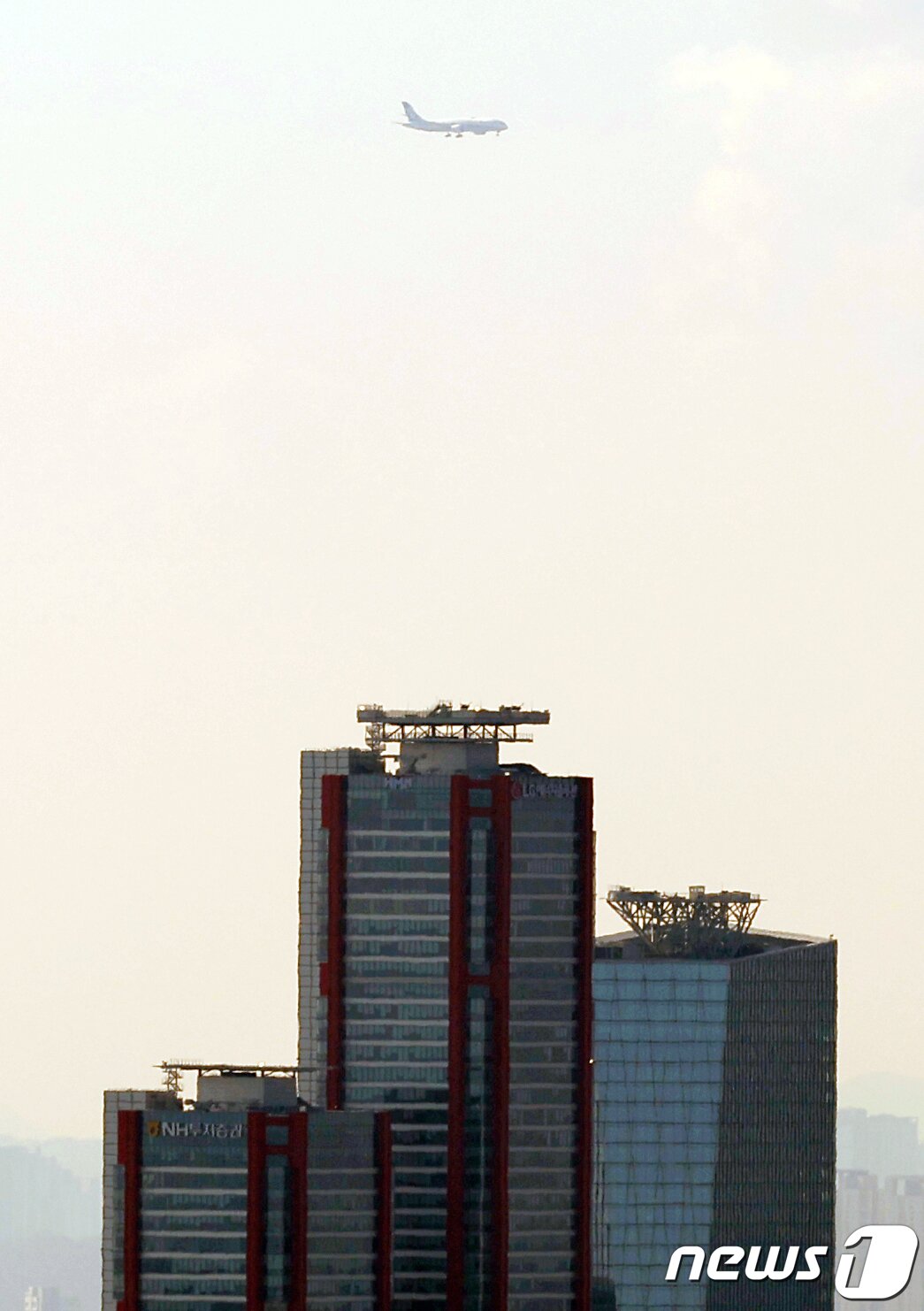 본문 이미지 - 미국 항공우주국(NASA) 연구용 DC-8 항공기가 26일 대기질 관측을 위해 서울 상공을 비행하고 있다.  2024.2.26/뉴스1 ⓒ News1 민경석 기자