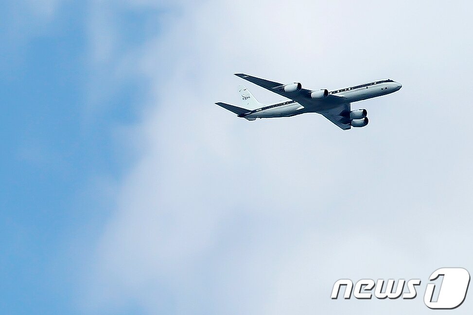 본문 이미지 - 미국 항공우주국(NASA) 대기질 관측용 DC-8 항공기가 26일 대기질 관측을 위해 서울 상공을 비행하고 있다. 2024.2.26/뉴스1 ⓒ News1 민경석 기자