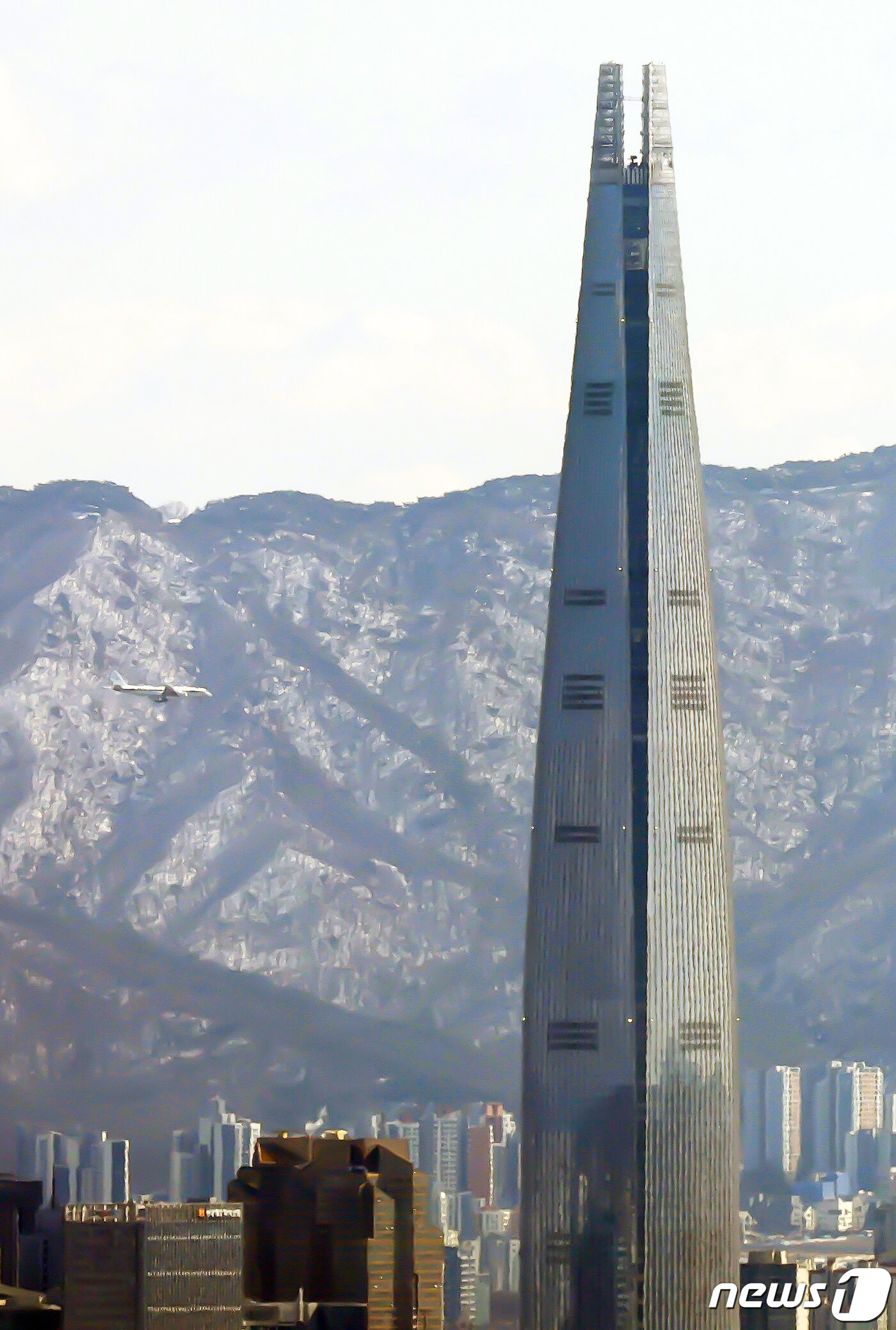 본문 이미지 - 미국 항공우주국(NASA) 대기질 관측용 DC-8 항공기가 26일 대기질 관측을 위해 서울 상공을 비행하고 있다. 2024.2.26/뉴스1 ⓒ News1 민경석 기자