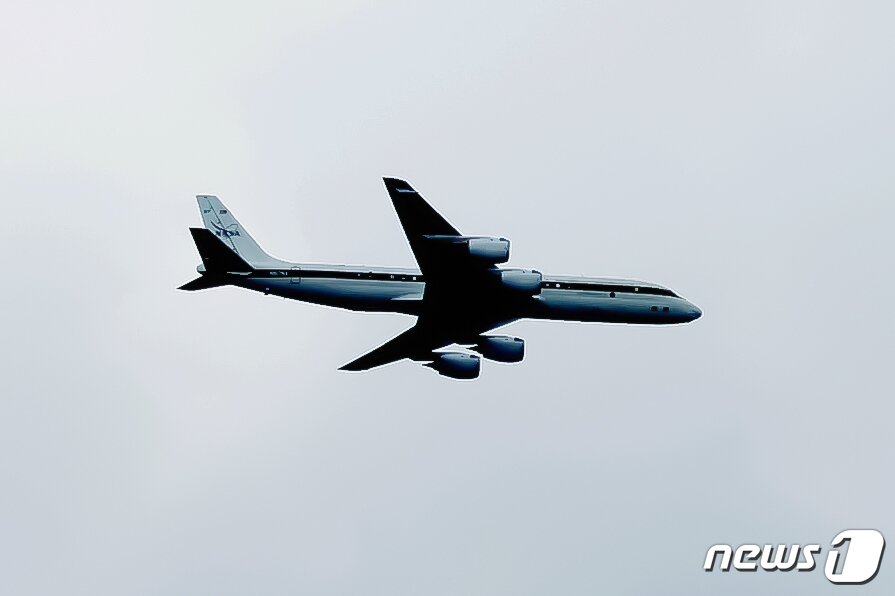 본문 이미지 - 미국 항공우주국(NASA) 대기질 관측용 DC-8 항공기가 26일 대기질 관측을 위해 서울 상공을 비행하고 있다. 2024.2.26/뉴스1 ⓒ News1 민경석 기자