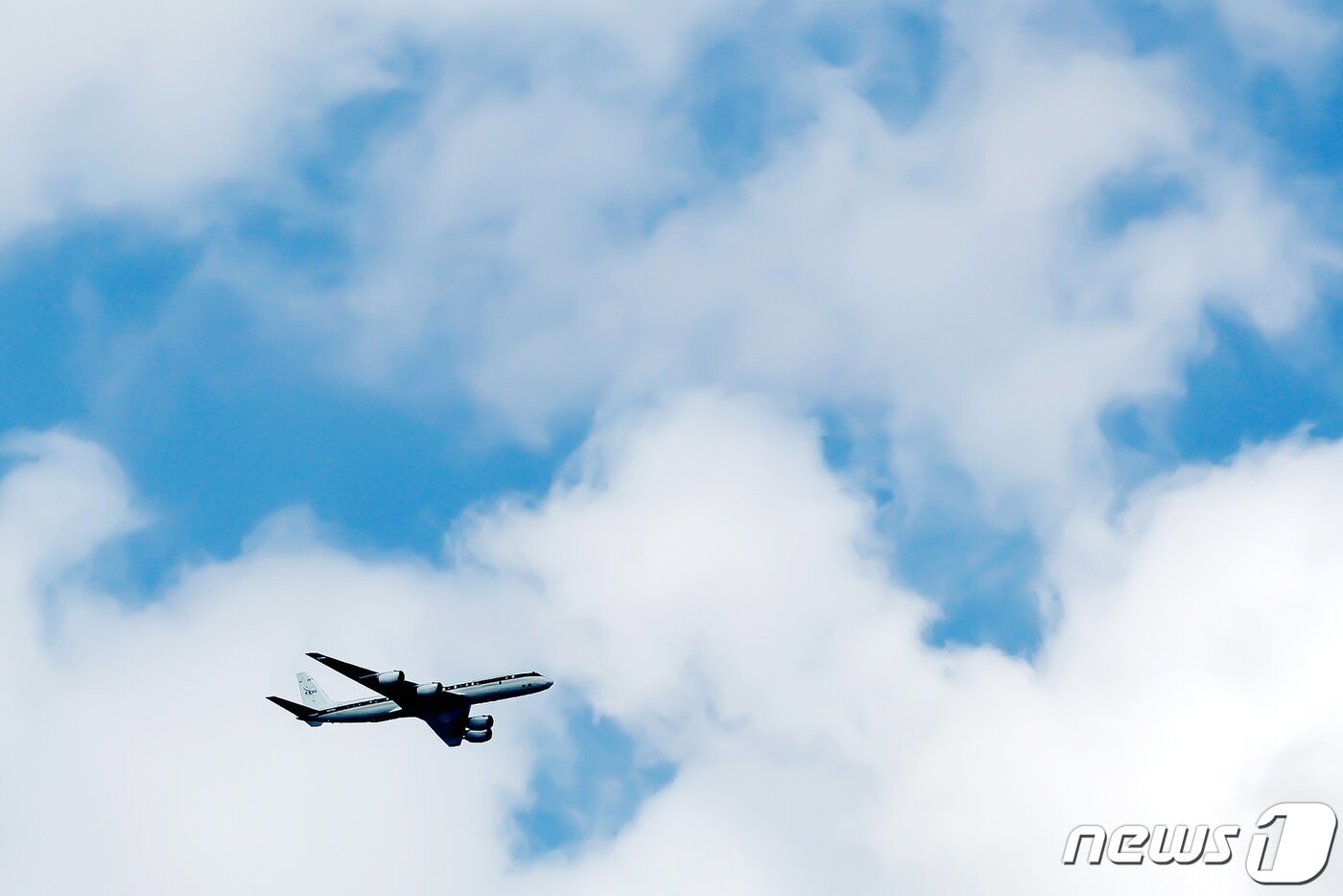 본문 이미지 - 미국 항공우주국(NASA) 대기질 관측용 DC-8 항공기가 26일 대기질 관측을 위해 서울 상공을 비행하고 있다. 2024.2.26/뉴스1 ⓒ News1 민경석 기자