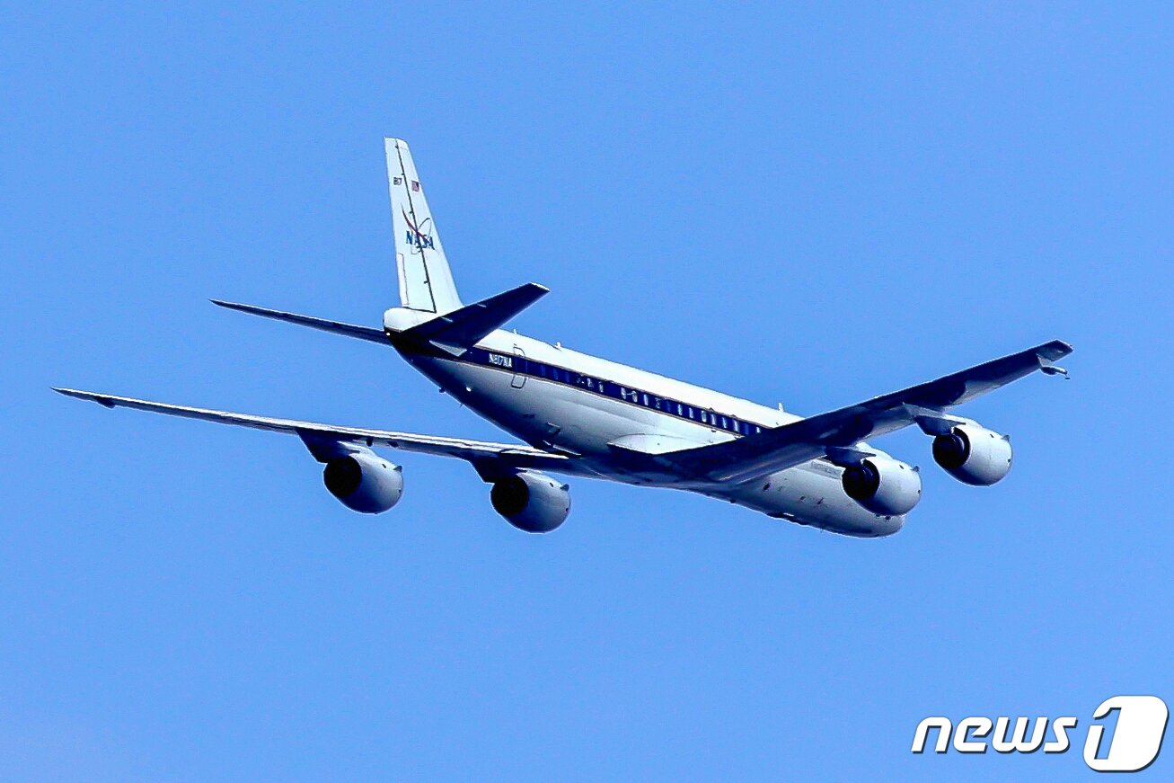 본문 이미지 - 미국 항공우주국(NASA) 연구용 DC-8 항공기가 26일 대기질 관측을 위해 서울 상공을 비행하고 있다. 2024.2.26/뉴스1 ⓒ News1 민경석 기자