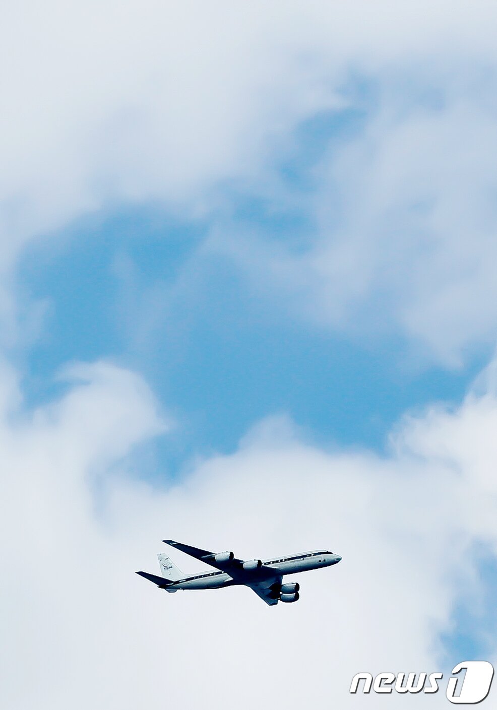 본문 이미지 - 미국 항공우주국(NASA) 대기질 관측용 DC-8 항공기가 26일 대기질 관측을 위해 서울 상공을 비행하고 있다. 2024.2.26/뉴스1 ⓒ News1 민경석 기자