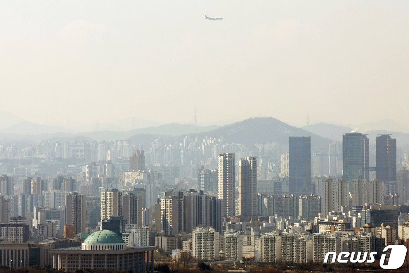 본문 이미지 - 미국 항공우주국(NASA) 대기질 관측용 DC-8 항공기가 26일 대기질 관측을 위해 서울 상공을 비행하고 있다..2024.2.26/뉴스1 ⓒ News1 민경석 기자