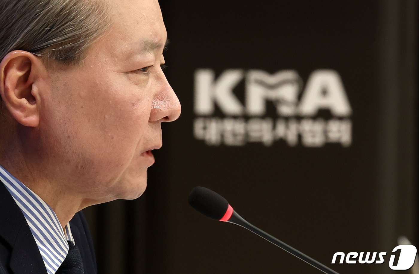 본문 이미지 - 주수호 의대정원 증원 저지를 위한 대한의사협회 비상대책위원회 언론홍보위원장이 26일 오후 서울 용산구 대한의사협회 회관에서 정례브리핑을 하고 있다. 2024.2.26/뉴스1 ⓒ News1 김진환 기자