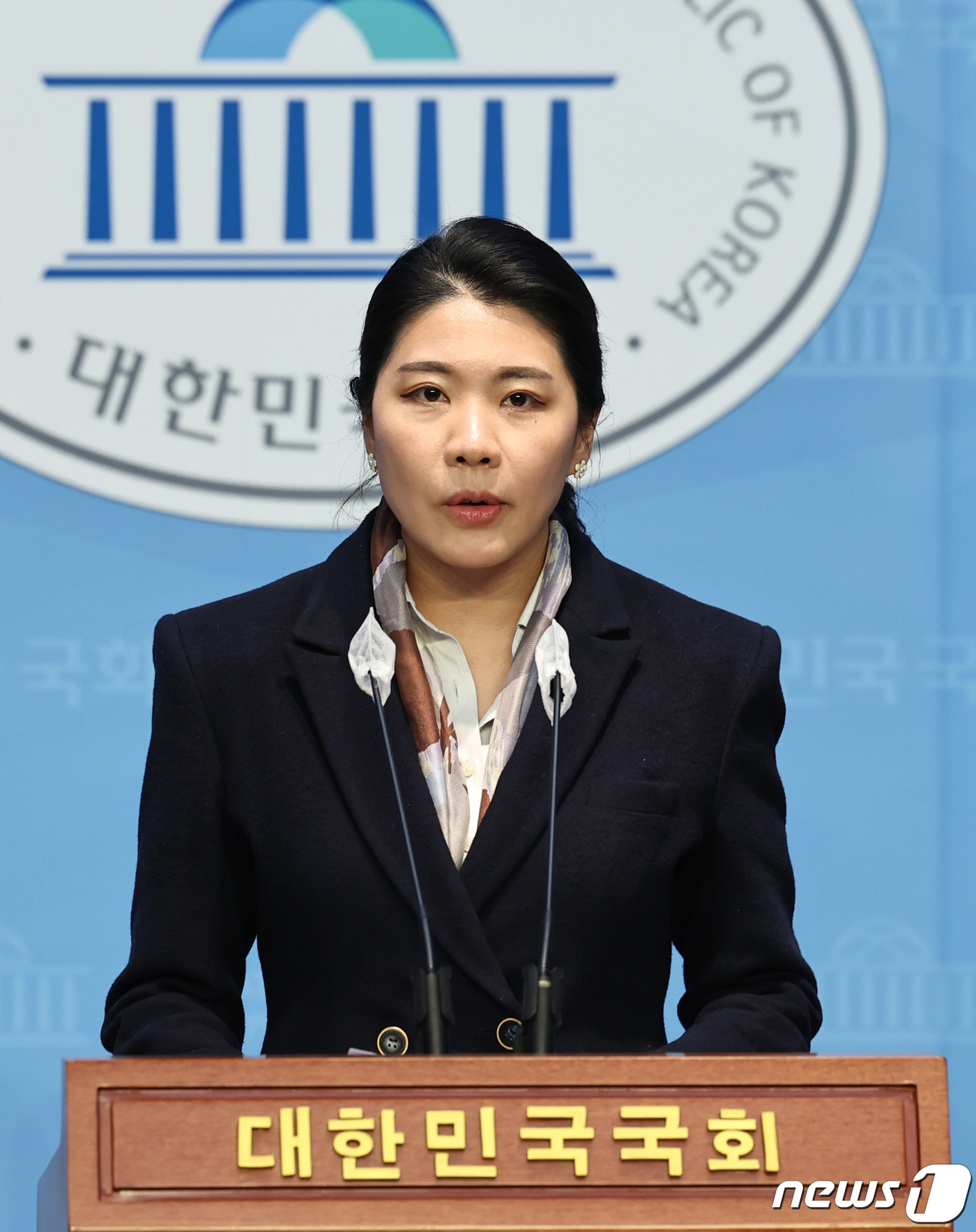 (서울=뉴스1) 구윤성 기자 = 신현영 더불어민주당 의원이 26일 오후 서울 여의도 국회 소통관에서 '정부‧의료계 갈등 중단과 국민을 위한 대타협 촉구' 기자회견을 하고 있다. 2 …