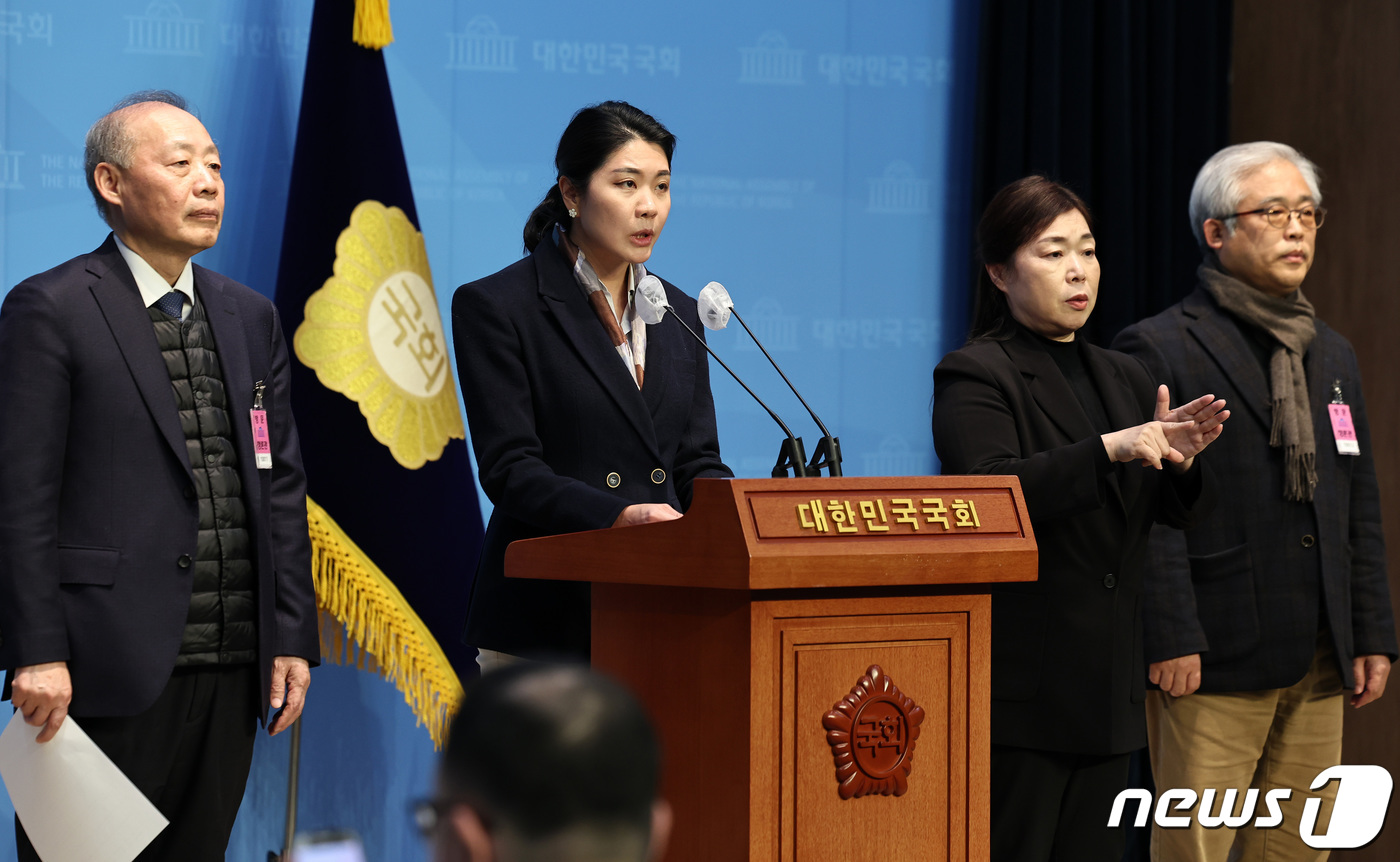 (서울=뉴스1) 구윤성 기자 = 신현영 더불어민주당 의원이 26일 오후 서울 여의도 국회 소통관에서 '정부‧의료계 갈등 중단과 국민을 위한 대타협 촉구' 기자회견을 하고 있다. 2 …