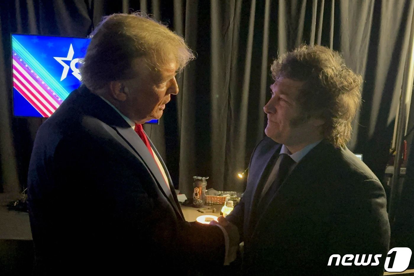 본문 이미지 - 미국 메릴랜드주&#40;州&#41; 내셔널하버에서 열린 연례 보수정치행동회의&#40;CPAC&#41; 회의에서 하비에르 밀레이 아르헨티나 대통령&#40;우&#41;이 도널드 트럼프 전 대통령&#40;좌&#41;과 악수하고 있다. 2024.02.24/ ⓒ AFP=뉴스1 ⓒ News1 권진영 기자