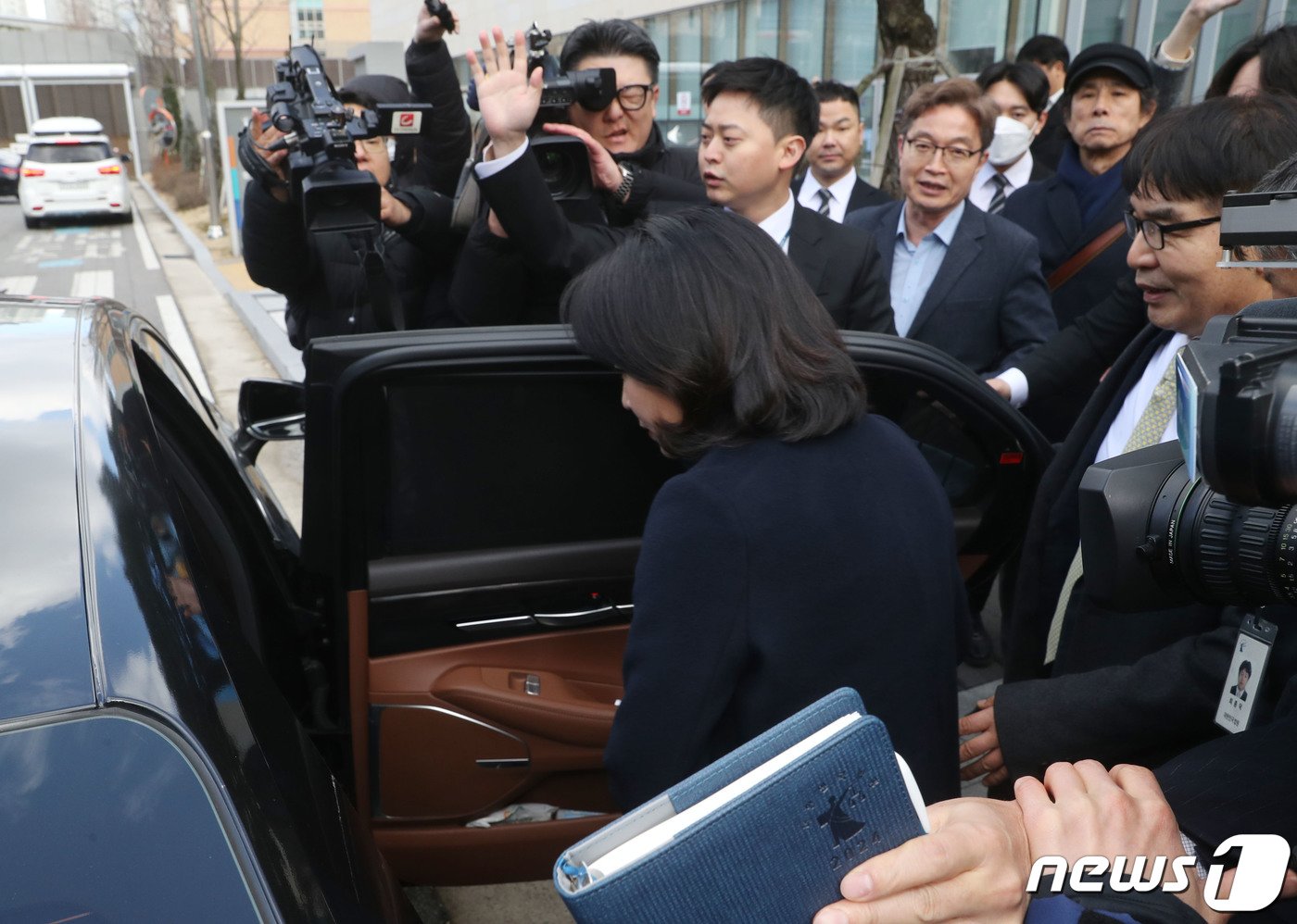 본문 이미지 - ‘공직선거법 위반’ 혐의로 불구속 기소된 더불어민주당 이재명 대표의 배우자 김혜경 씨가 26일 오후 경기 수원시 영통구 수원지방법원에서 열린 첫 공판을 마친 뒤 법정을 나서고 있다. 2024.2.26/뉴스1 ⓒ News1 김영운 기자