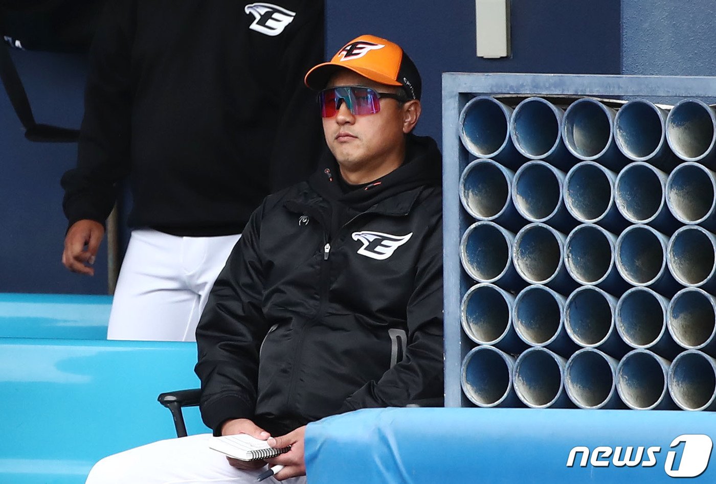 본문 이미지 - 한화 최원호 감독이 26일 일본 오키나와 아카마구장에서 열린 삼성과의 연습경기에서 경기를 지켜보고 있다. 2024.2.26/뉴스1 ⓒ News1 이광호 기자