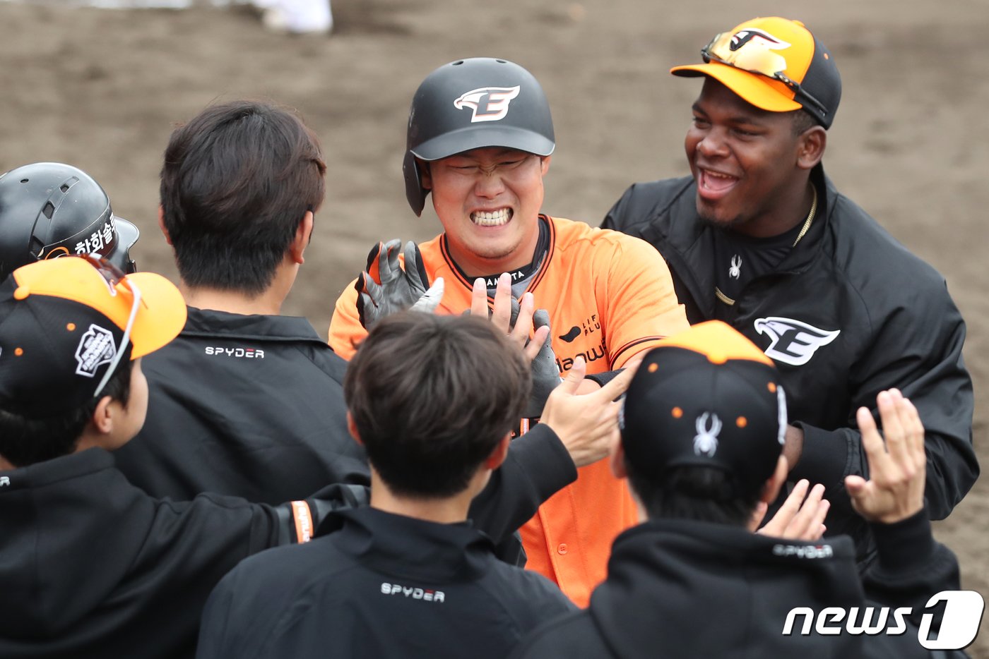 본문 이미지 - 한화 하주석이 26일 일본 오키나와 아카마구장에서 열린 삼성과의 연습경기, 7회초 1사 상황때 솔로홈런을 날린뒤 더그아웃에서 동료들의 축하를 받고 있다. 2024.2.26/뉴스1 ⓒ News1 이광호 기자