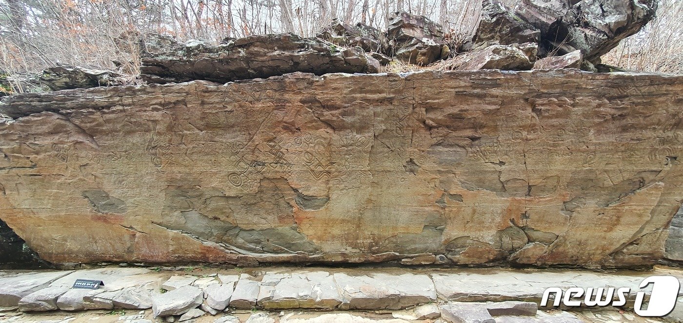 본문 이미지 - 울주 천전리 명문과 암각화. 문화재청 제공