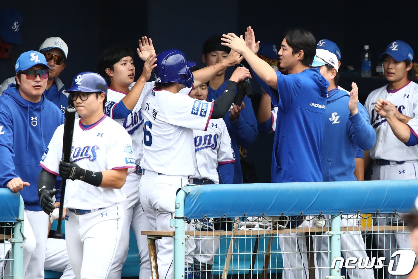 26일 일본 오키나와 아카마구장에서 열린 삼성과 한화의 연습경기, 삼성 8회말 2사 2루 상황때 2루주자 류지혁이 김성윤의 적시타로 홈으로 들어와 더그아웃에서 동료들과 기쁨을 나누고 있다. 2024.2.26/뉴스1 ⓒ News1 이광호 기자