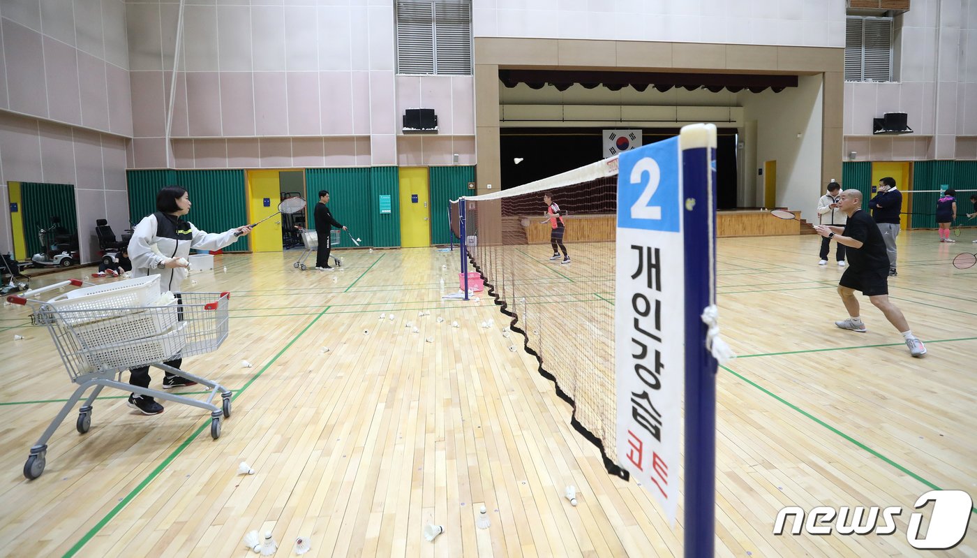 본문 이미지 - 경기 하남종합운동장 제2체육관에서 배드민턴 강습을 받고 있는 동호인. 2024.2.26/뉴스1 ⓒ News1 이승배 기자