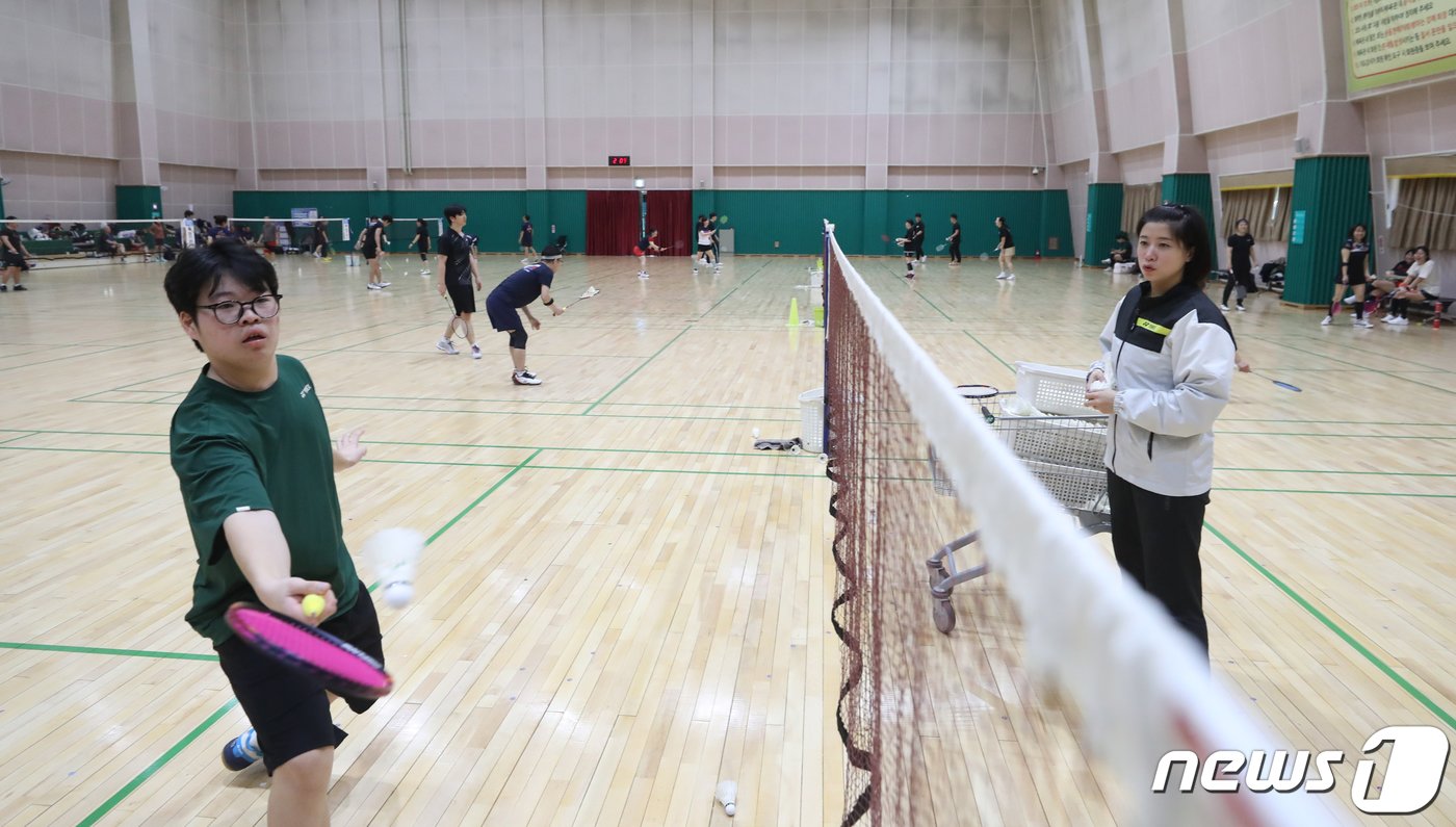 본문 이미지 - 배연주 코치가 26일 경기 하남종합운동장 제2체육관에서 배드민턴 강습을 하고 있다. 2024.2.26/뉴스1 ⓒ News1 이승배 기자