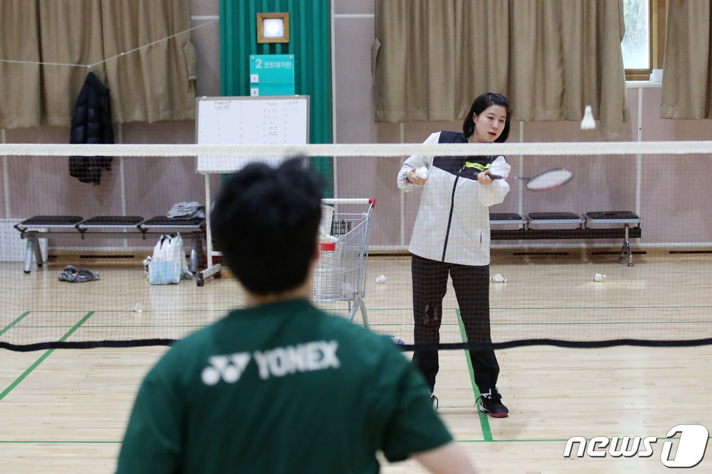 국가대표 출신 배연주 코치가 26일 경기 하남종합운동장 제2체육관에서 배드민턴 강습을 하고 있다. 2024.2.26/뉴스1 ⓒ News1 이승배 기자