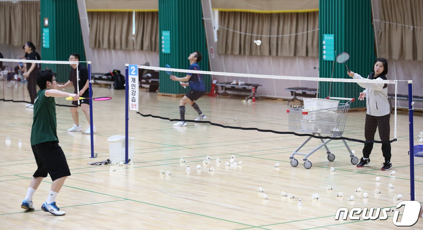 본문 이미지 - 배연주 코치가 26일 경기 하남종합운동장 제2체육관에서 배드민턴 강습을 하고 있다. 2024.2.26/뉴스1 ⓒ News1 이승배 기자
