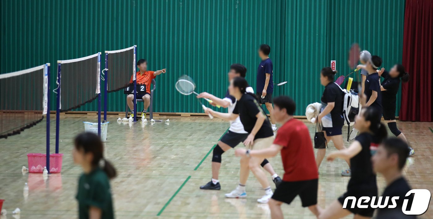 본문 이미지 - 26일 경기 하남종합운동장 제2체육관에서 동호인들이 배드민턴을 즐기고 있다. 2024.2.26/뉴스1 ⓒ News1 이승배 기자