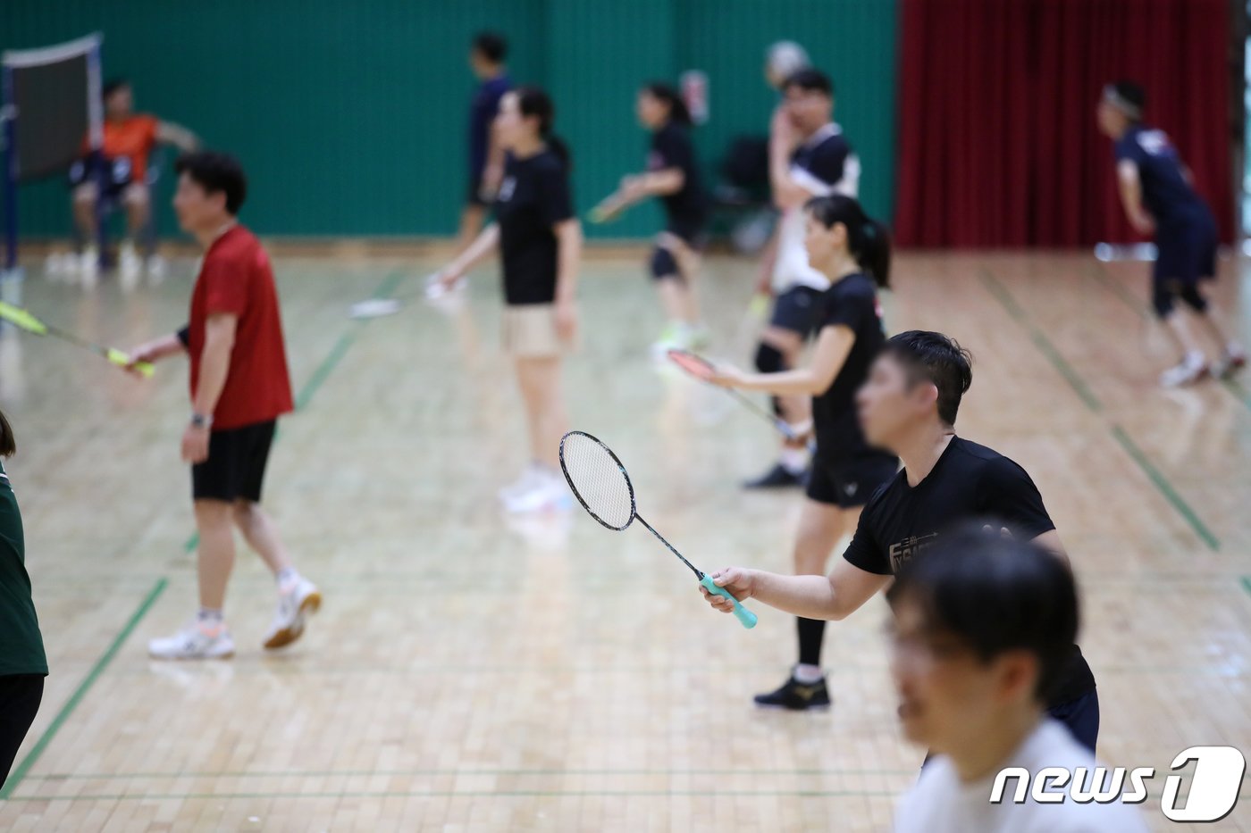 본문 이미지 - 26일 경기 하남종합운동장 제2체육관에서 동호인들이 배드민턴을 즐기고 있다. 2024.2.26/뉴스1 ⓒ News1 이승배 기자