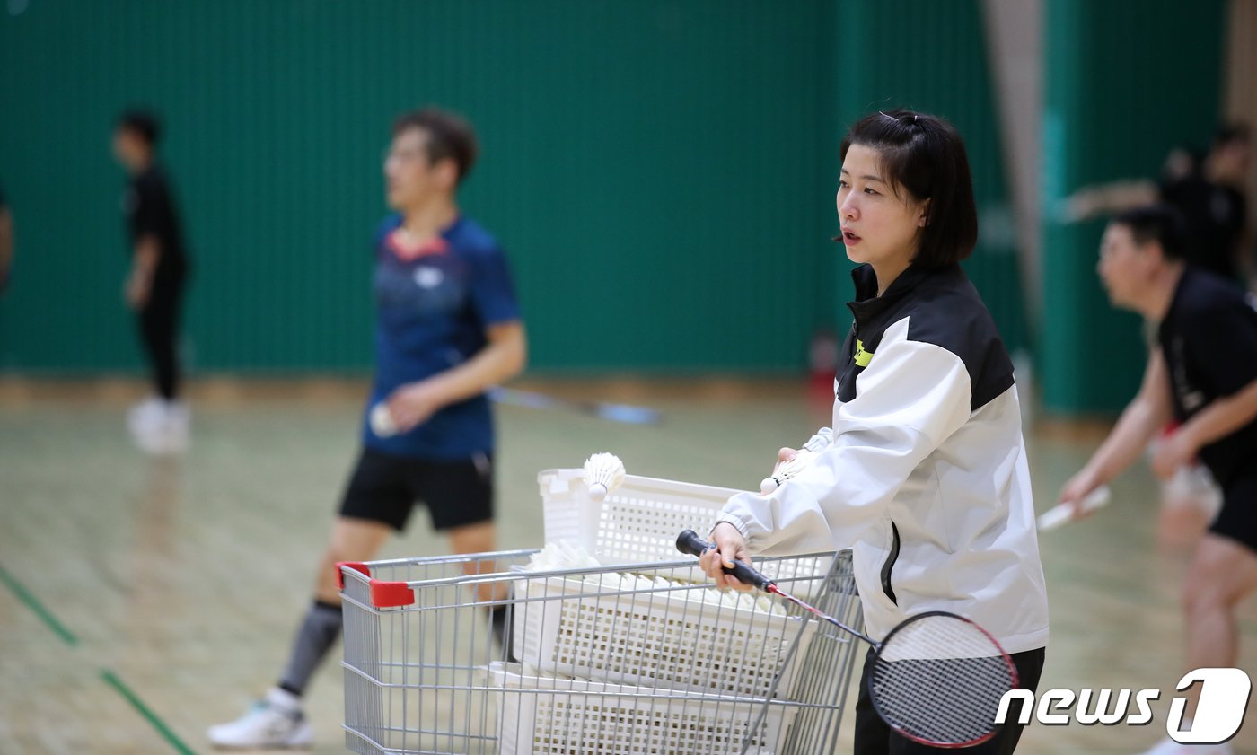 본문 이미지 - 배연주 코치가 26일 경기 하남종합운동장 제2체육관에서 배드민턴 강습을 하고 있다. 2024.2.26/뉴스1 ⓒ News1 이승배 기자