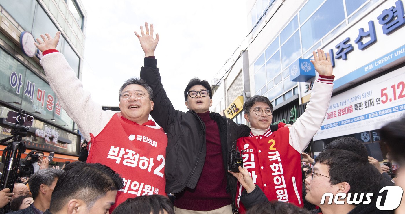 한동훈 국민의힘 비상대책위원장이 지난달 26일 오후 강원 원주시 중앙시장을 방문해 시민들을 향해 인사하고 있다. &#40;공동취재&#41; 2024.2.26/뉴스1 ⓒ News1 송원영 기자