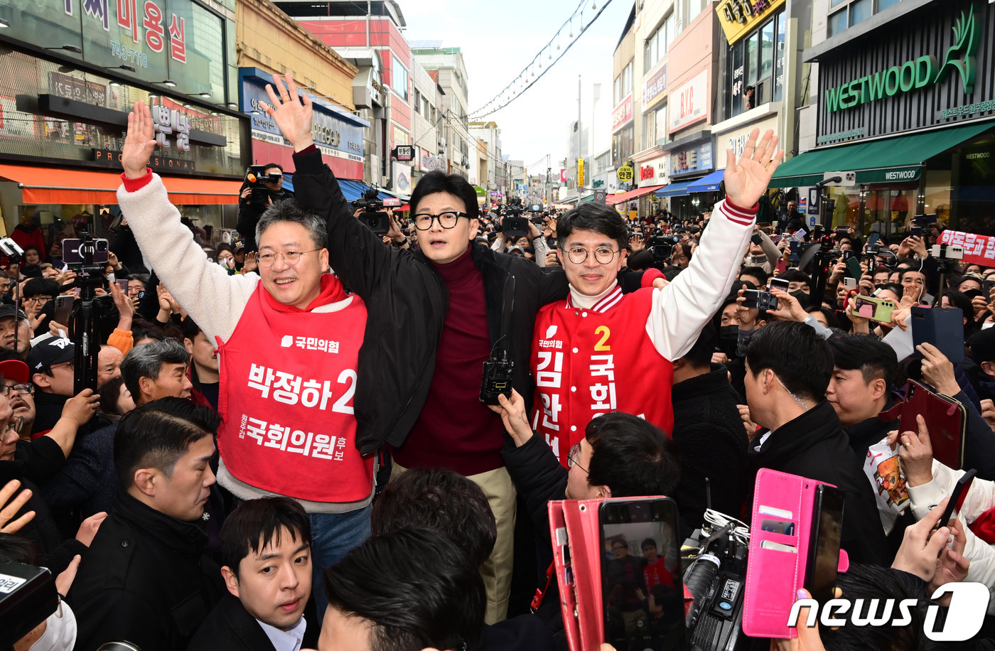 (원주=뉴스1) 송원영 기자 = 한동훈 국민의힘 비상대책위원장이 26일 강원도 원주 중앙시장을 찾아 시민들과 인사를 나누고 있다. (공동취재) 2024.2.26/뉴스1