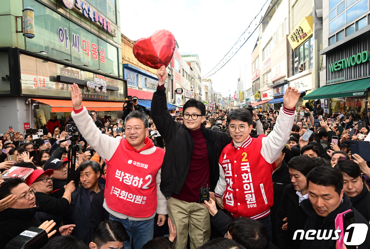 (원주=뉴스1) 송원영 기자 = 한동훈 국민의힘 비상대책위원장이 26일 강원도 원주 중앙시장을 찾아 시민들과 인사를 나누고 있다. (공동취재) 2024.2.26/뉴스1