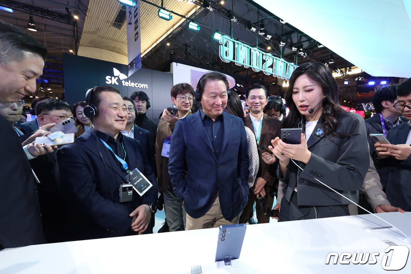 (바르셀로나(스페인)=뉴스1) 김민지 기자 = 최태원 SK 회장이 모바일 월드 콩그레스(MWC) 2024 개막일인 26일 오전(현지시간) 스페인 바르셀로나 피아 그란 비아 전시장에 …