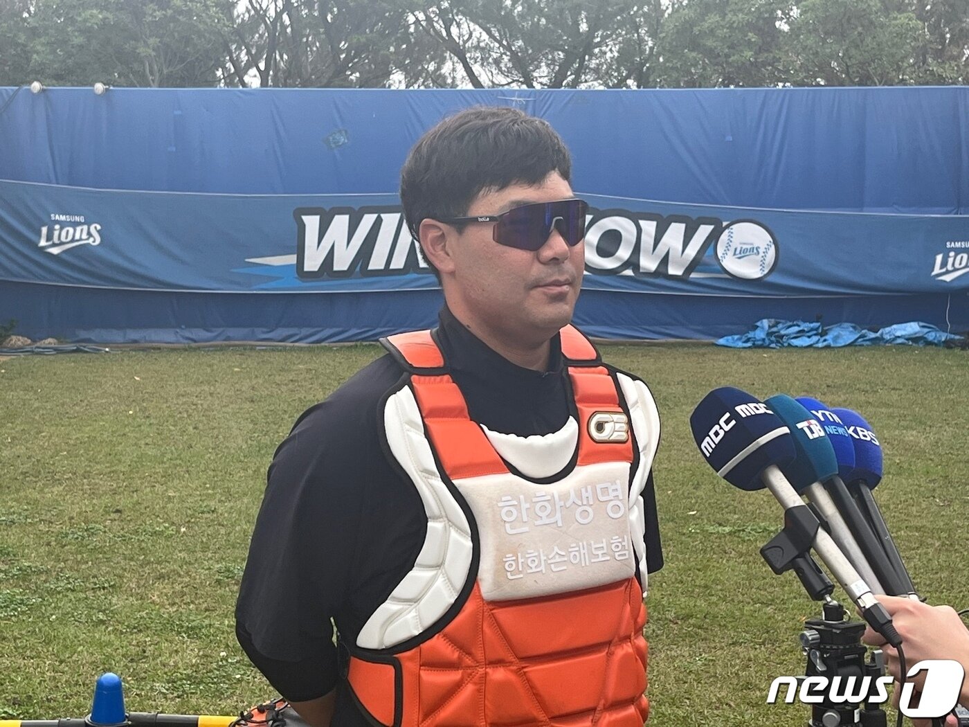 본문 이미지 - 한화 이글스 이재원이 26일 일본 오키나와현 아카마 구장에서 류현진의 불펜 투구를 받은 뒤 취재진과 인터뷰를 하고 있다.ⓒ 뉴스1