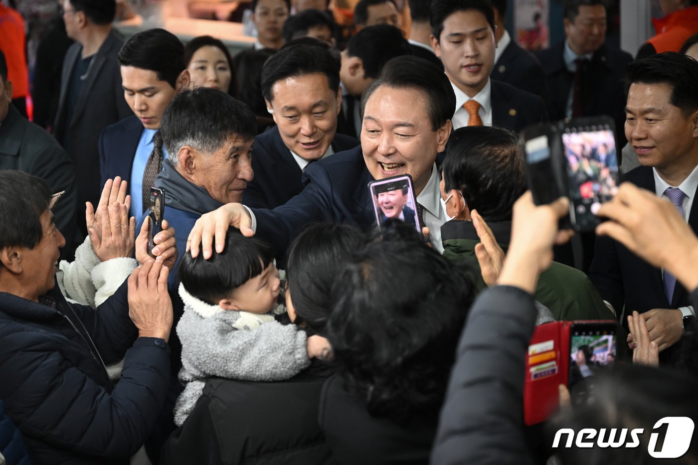 윤석열 대통령이 26일 충남 서산 동부 전통시장을 찾아 시민, 상인들과 인사를 나누고 있다. &#40;대통령실 제공&#41; 2024.2.26/뉴스1 ⓒ News1 오대일 기자