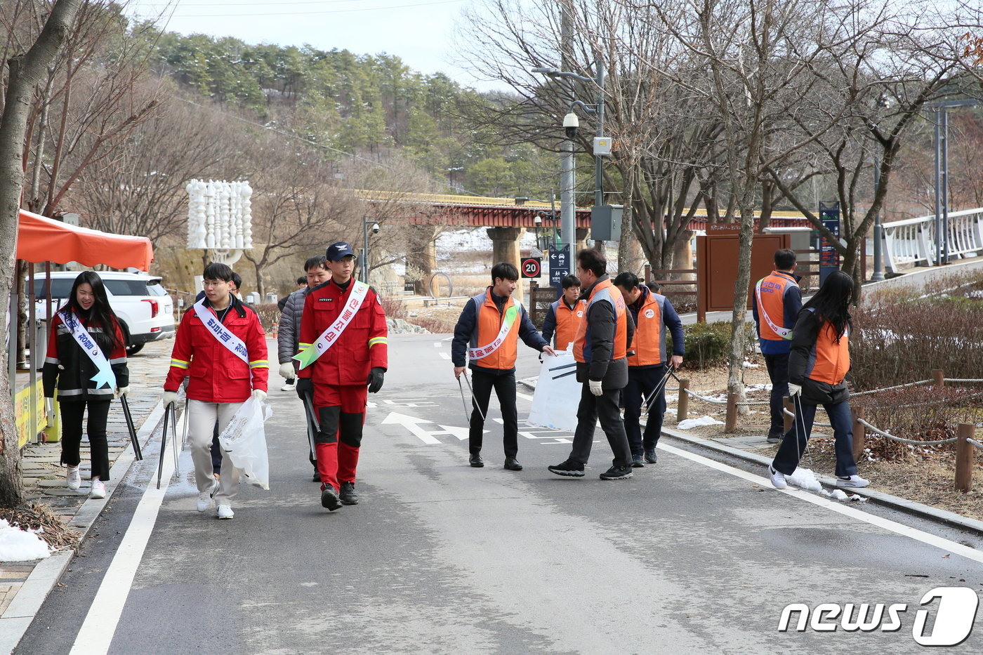 한국전력공사 강원본부는 최근 봄철 산불강조기간을 맞아 헬기 조종사 대상 안전교육과 산불 예방 캠페인을 펼쳤다.&#40;한국전력공사 강원본부 제공&#41;/뉴스1