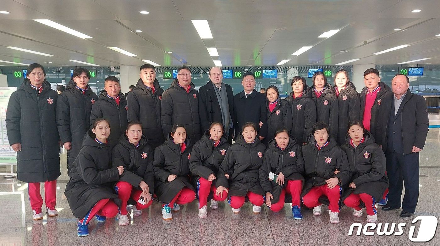 본문 이미지 - 북한 4·25 체육단 여자배구클럽 유소년팀이 26일 올레그 코제먀코 러시아 연해변강행정장관의 초청으로 블라디보스토크로 출발했다. (출처=주북 러시아 대사관 홈페이지) 2024.2.27./뉴스1