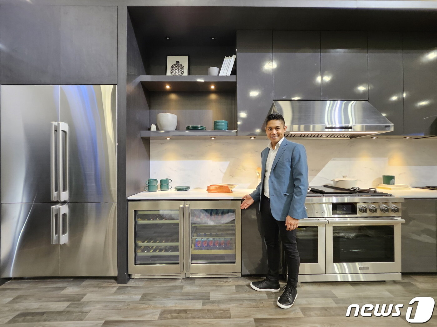 본문 이미지 - 삼성전자가 오는 29일(현지시간)까지 미국 라스베이거스에서 개최되는 주방∙욕실 전시회 'KBIS 2024'에 참가해 미국 시장을 겨냥한 가전 라인업을 선보인다고 27일 밝혔다. 삼성전자 직원이 삼성전자 부스에서 럭셔리 빌트인 주방가전 브랜드 '데이코'의 빌트인 라인업을 소개하고 있다. (삼성전자 제공) 2024.2.27/뉴스1