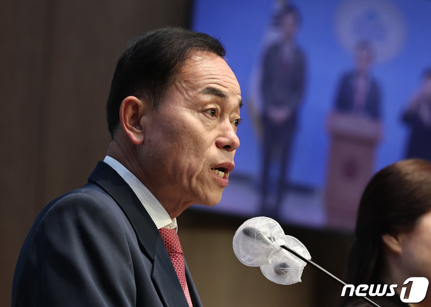 본문 이미지 - 김윤식 전 시흥시장이 27일 오전 서울 여의도 국회 소통관에서 더불어민주당 탈당 기자회견을 하고 있다. 2024.2.27/뉴스1 ⓒ News1 구윤성 기자