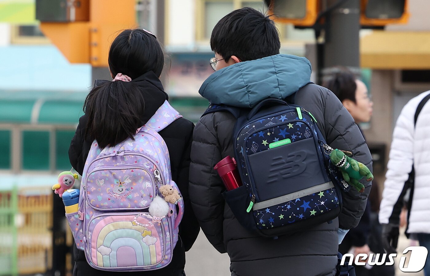 본문 이미지 - 윤석열 대통령의 늘봄학교 관련 중앙지방협력회의를 앞둔 27일 오전 서울 시내 한 초등학교에서 학생들이 등교를 하고 있다. 학부모의 양육부담을 감소하고 사교육비를 경감시키기 위해 올해부터 시행되는 '늘봄학교'는 1학기에는 자발적으로 신청한 전국 2700여개 초등학교가, 2학기부터는 전국 공립초등학교가 대상이다. 2024.2.27/뉴스1 ⓒ News1 김성진 기자