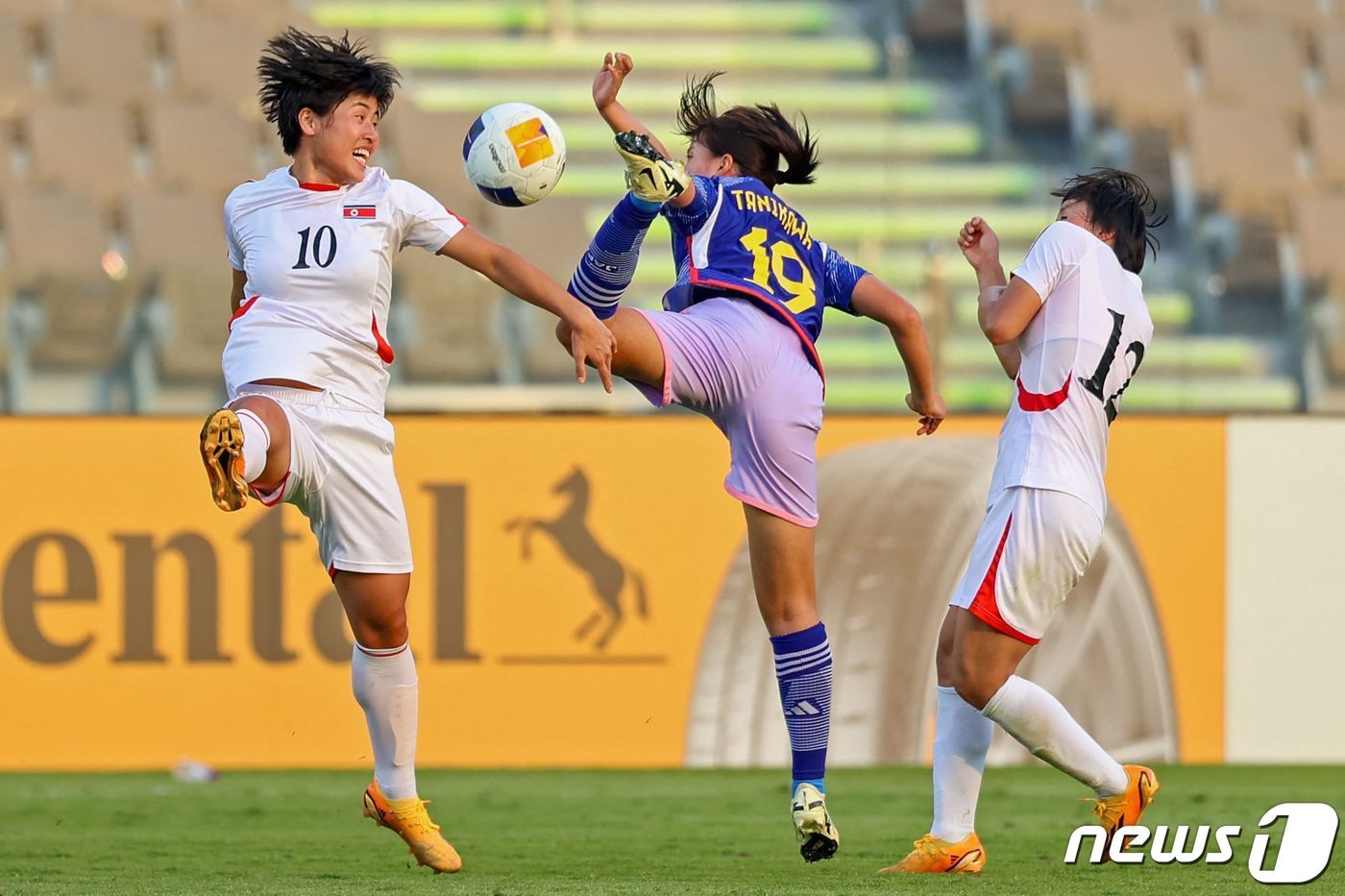 북한과 일은  24일 사우디아라비아 제다에서 열린 2024 파리 올림픽 여자축구 아시아지역 최종예선 1차전에서 0-0으로 비겼다. ⓒ AFP=뉴스1