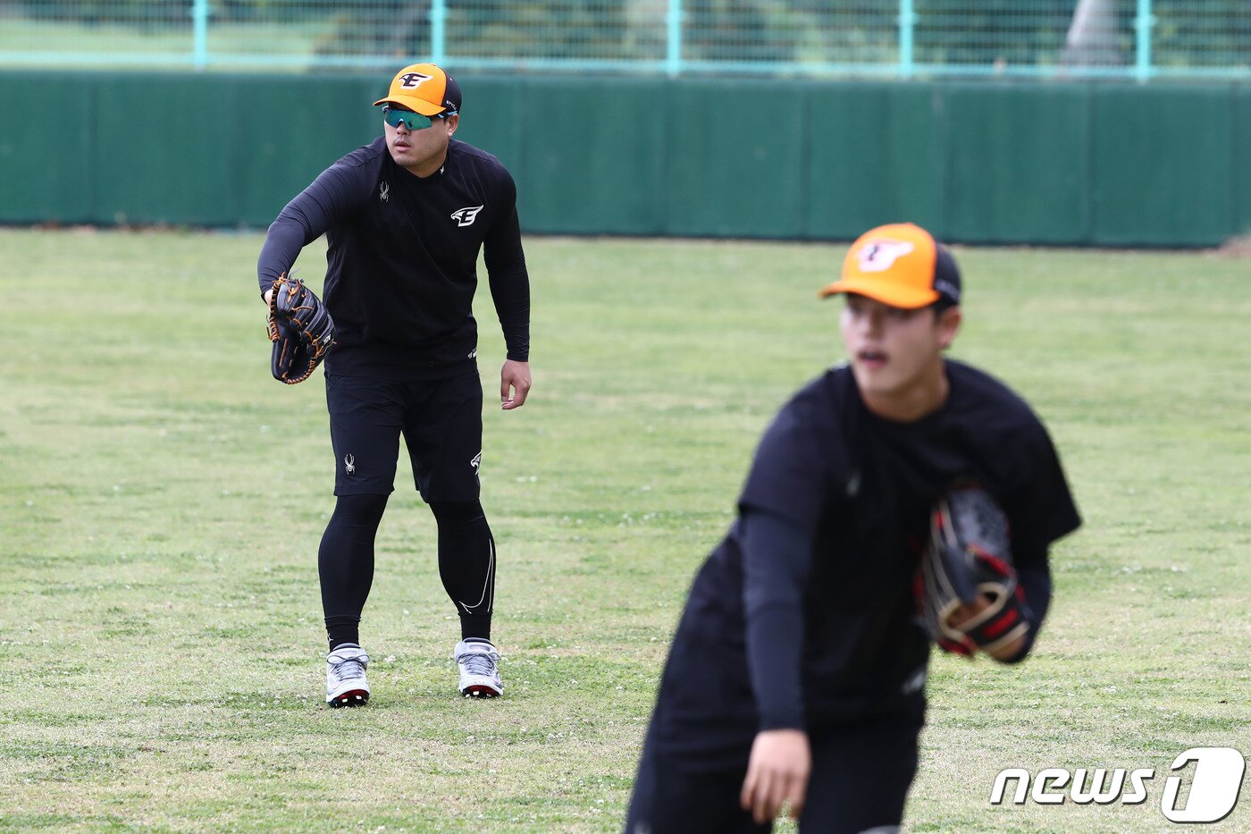 본문 이미지 - 한화 류현진(왼쪽)과 문동주가 27일 오전 일본 오키나와 고친다구장에서 열린 2차 스프링캠프에서 훈련하고 있다. 2024.2.27/뉴스1 ⓒ News1 이광호 기자