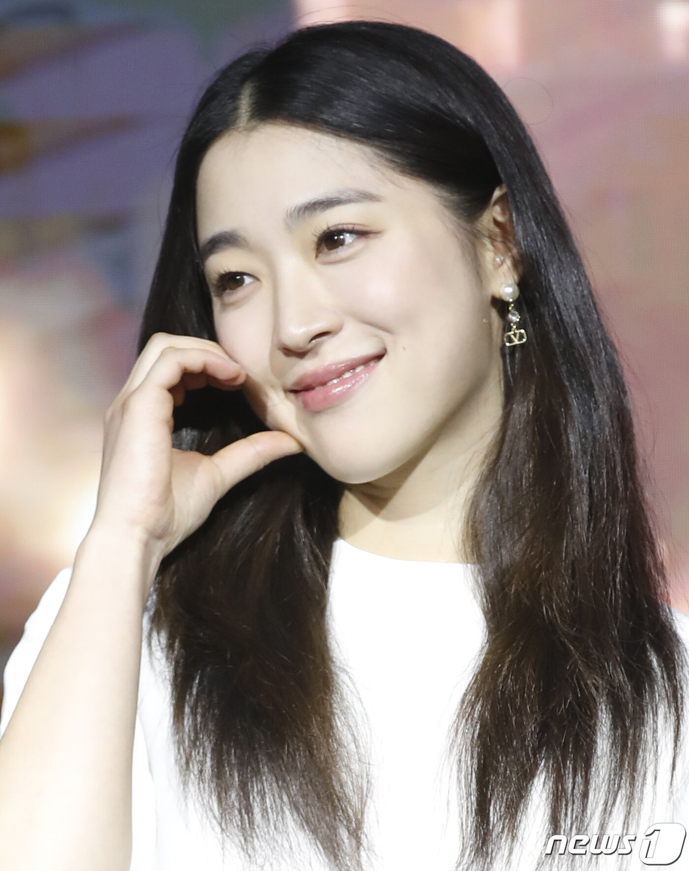 본문 이미지 - 배우 최성은이 27일 서울 마포구 호텔 나루 서울 엠갤러리에서 열린 넷플릭스 영화 '로기완’(감독 김희진) 제작보고회에서 포즈를 취하고 있다. '로기완'은 삶의 마지막 희망을 안고 벨기에에 도착한 탈북자 기완과 삶의 이유를 잃어버린 여자 마리가 서로에게 이끌리듯 빠져드는 이야기를 그린 작품이다. 2024.2.27/뉴스1 ⓒ News1 권현진 기자