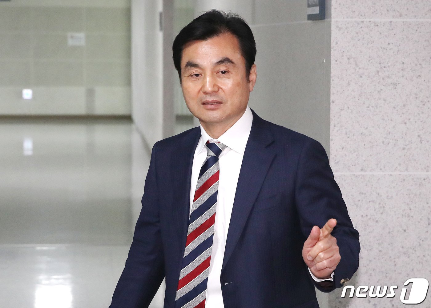 본문 이미지 - 안규백 더불어민주당 전략공천관리위원장이 27일 오전 서울 여의도 국회 의원회관에서 열린 제8차 전략공천관리위 회의에 참석하고 있다. 2024.2.27/뉴스1 ⓒ News1 임세영 기자