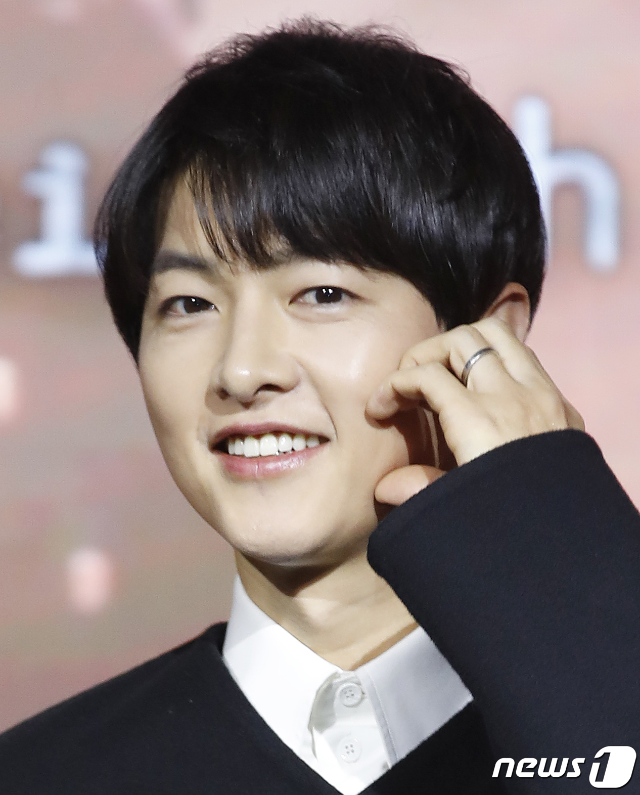 (서울=뉴스1) 권현진 기자 = 배우 송중기가 27일 서울 마포구 호텔 나루 서울 엠갤러리에서 열린 넷플릭스 영화 '로기완’ 제작보고회에서 포즈를 취하고 있다.'로기완'은 삶의 마 …