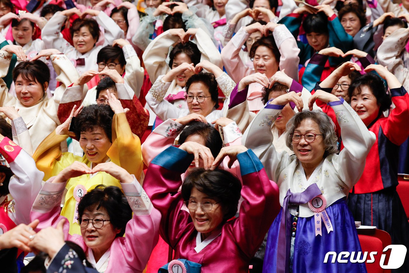 본문 이미지 - 27일 오전 서울 마포아트센터에서 열린 일성여자중고교 졸업식에서 만학도들이 하트 포즈를 취하고 있다. 2024.2.27/뉴스1 ⓒ News1 안은나 기자