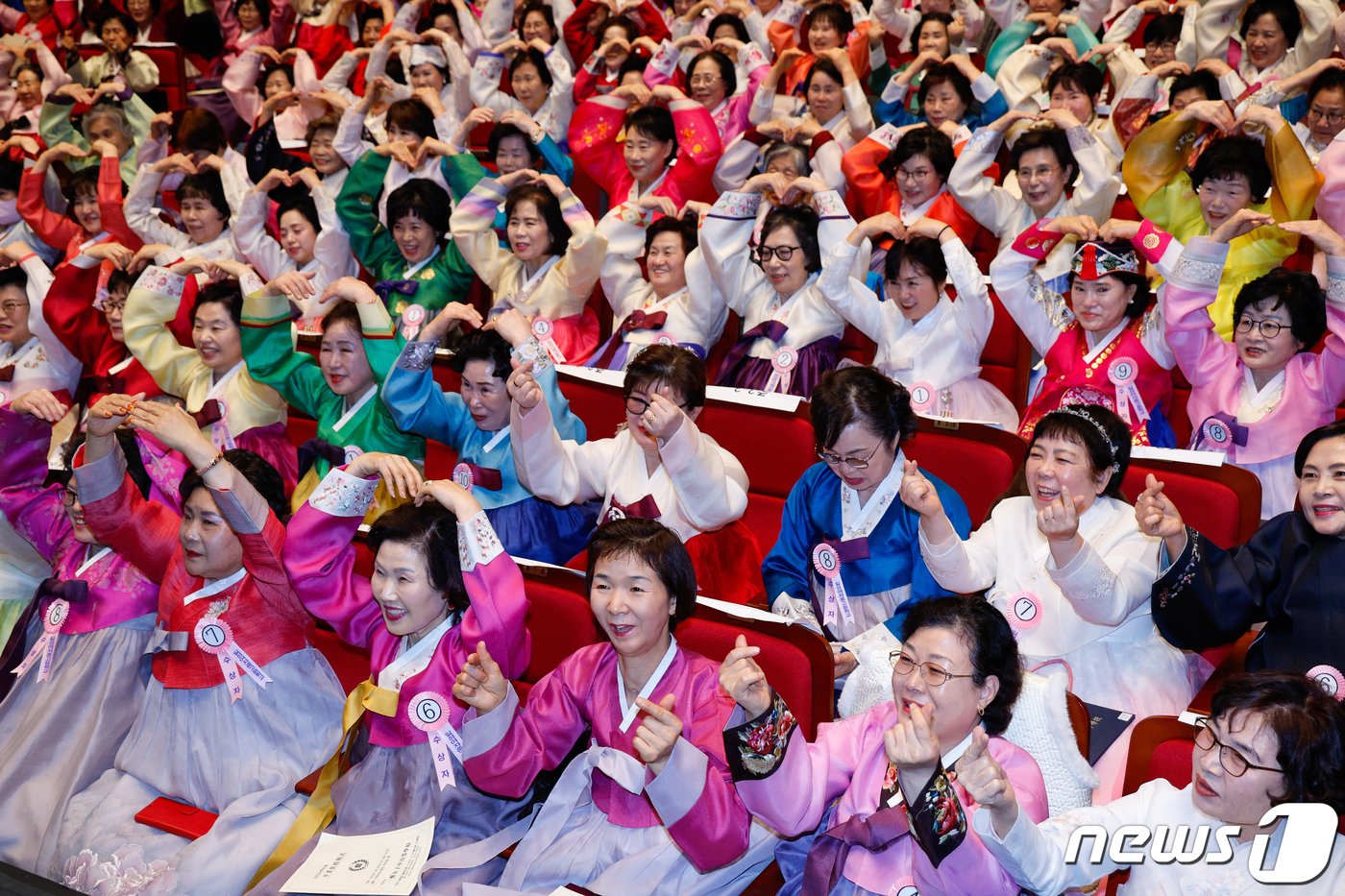 27일 오전 서울 마포아트센터에서 열린 일성여자중고교 졸업식에서 만학도들이 하트 포즈를 취하고 있다. 2024.2.27/뉴스1 ⓒ News1 안은나 기자