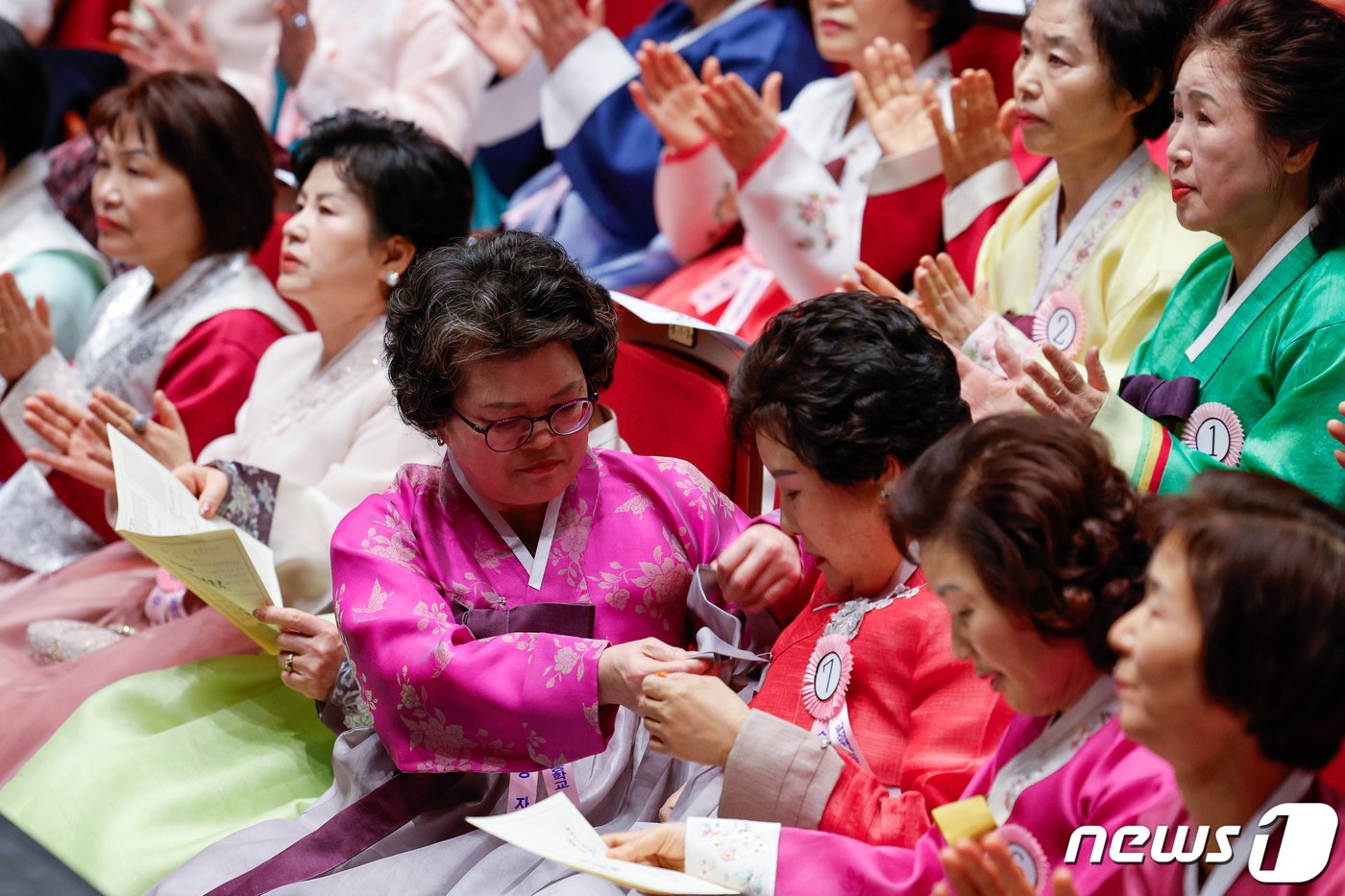 본문 이미지 - 27일 오전 서울 마포아트센터에서 열린 일성여자중고교 졸업식에서 한 만학도가 동기의 저고리를 고쳐매고 있다. 2024.2.27/뉴스1 ⓒ News1 안은나 기자