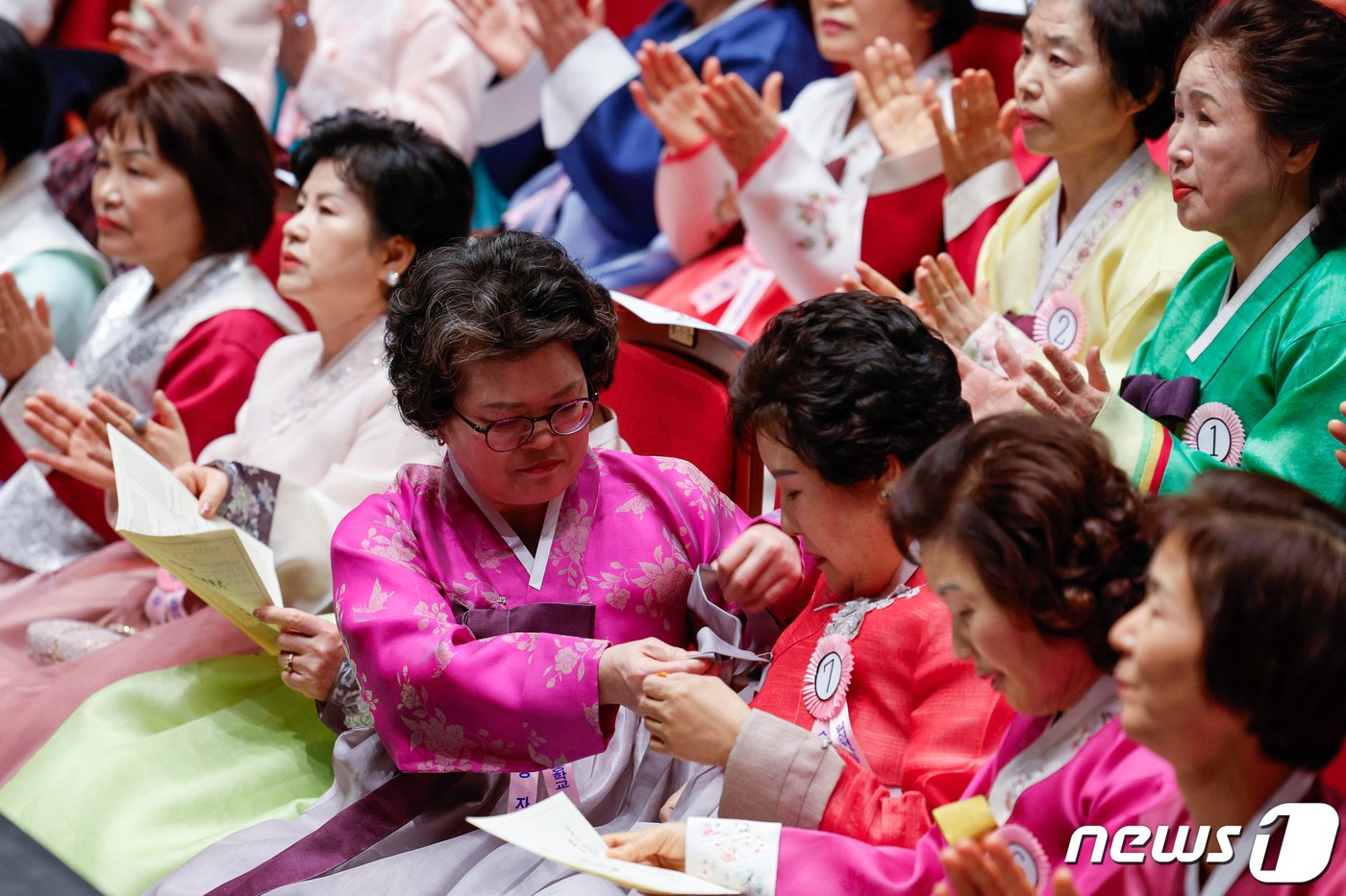 27일 오전 서울 마포아트센터에서 열린 일성여자중고교 졸업식에서 한 만학도가 동기의 저고리를 고쳐매고 있다. 2024.2.27/뉴스1 ⓒ News1 안은나 기자